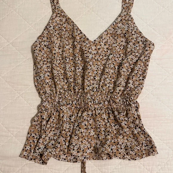 Boutique Floral Tan Sleeveless Top - Picture 5 of 6